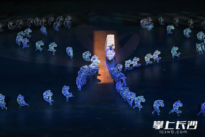 开幕式文体表演以“潮动、律动、萌动、燃动”为叙事线索，原创10个节目。图为表演现场。