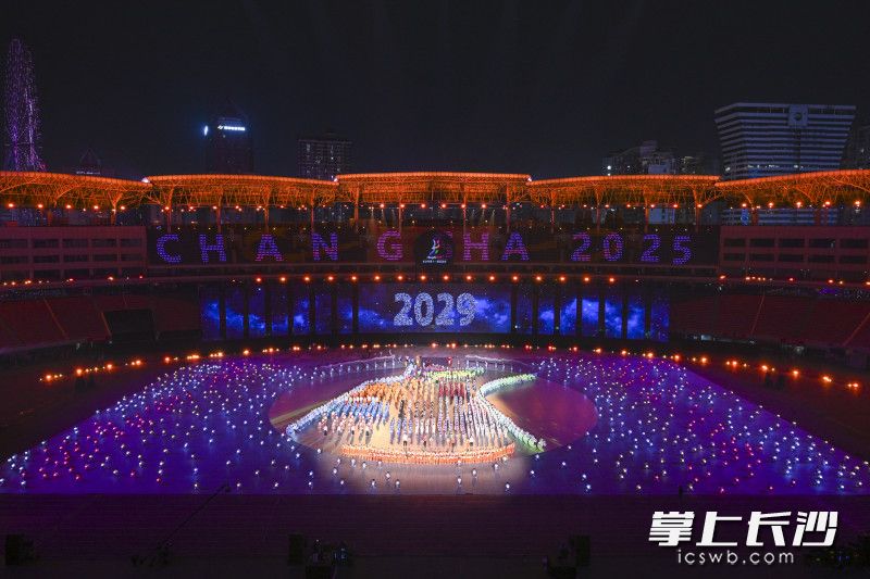 10月31日晚，长沙市第十一届运动会开幕式在贺龙体育场举行。表演的尾声，在《明天会更好》的旋律中，长沙发出“2029全运会”的庄严邀约，将全场气氛推向高潮。 均为长沙晚报全媒体记者黄启晴、郭雨滴摄