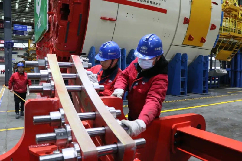 铁建重工车间一派繁忙。企业供图 铁建重工车间一派繁忙。企业供图