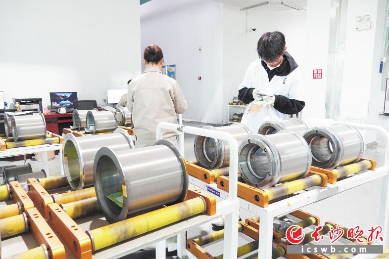 岱勒新材车间内,工人正在生产金刚石线。 陈星源 摄 岱勒新材车间内,工人正在生产金刚石线。 陈星源 摄