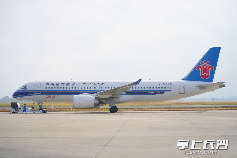 今年9月9日,C919国产大飞机在湖南至北京航线“首秀”。 图源:长沙晚报网 今年9月9日,C919国产大飞机在湖南至北京航线“首秀”。 图源:长沙晚报网