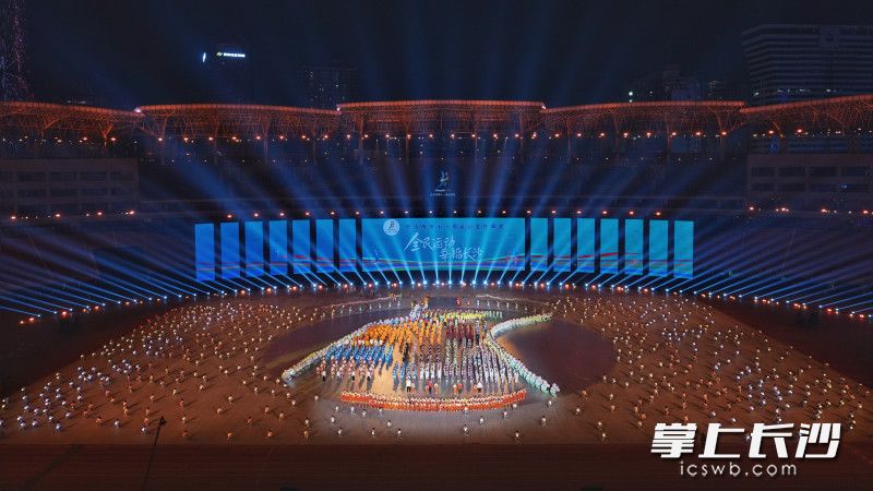 夜幕下的贺龙体育场灯火璀璨、气氛热烈。