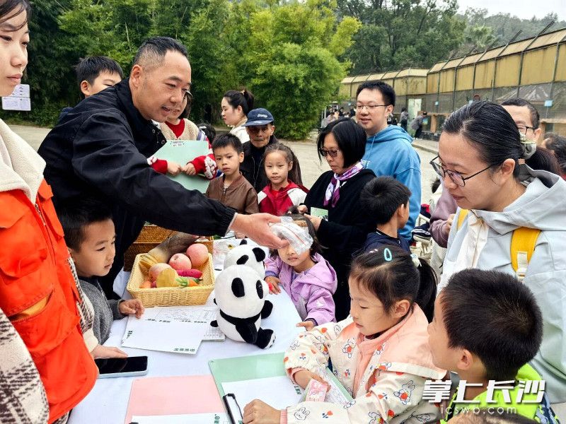 活动搭建起公众与自然保护之间的桥梁。 活动搭建起公众与自然保护之间的桥梁。