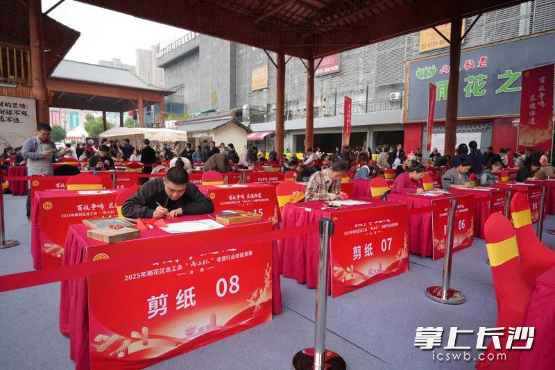 2025年雨花区总工会“雨工杯”非遗行业技能竞赛决赛举行。 全媒体记者 周游 摄