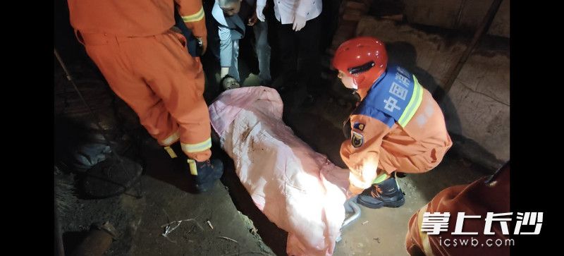 被困男子被成功救援。