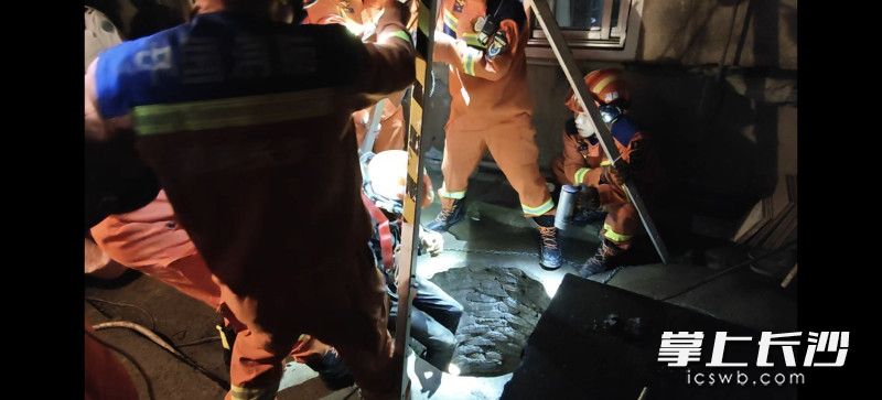 消防员下井救人。均为长沙晚报通讯员 鄢叶林 摄