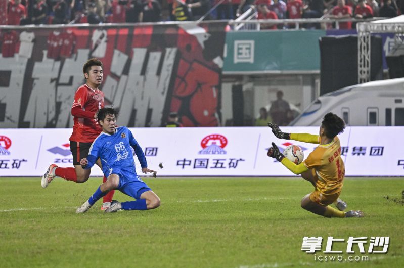 长沙队66号谭想（蓝衣）在比赛中射门。均为长沙晚报全媒体记者 余劭劼 黄启晴 摄影报道