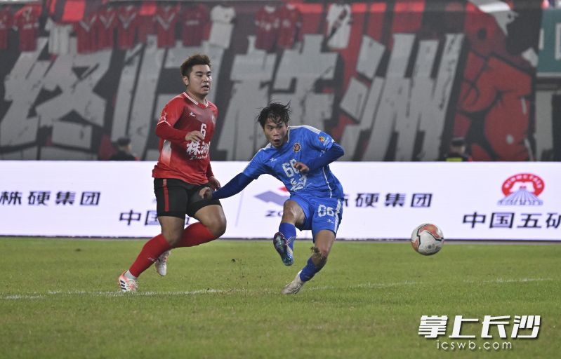 谭想在比赛中射门。