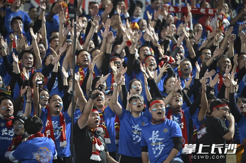 来到客场助威的长沙球迷。