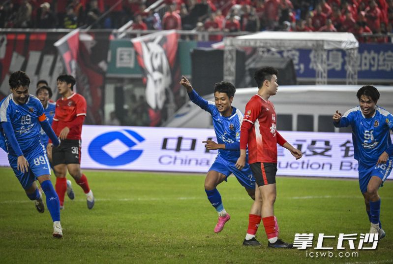 长沙队7号刘沛林（右三）攻破株洲队球门。