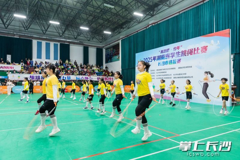 11月1日，“奔跑吧·少年——2025年湖南省学生跳绳比赛长沙市区选拔赛”在长郡滨江中学体育馆举行。均为长沙晚报全媒体记者 董阳 摄