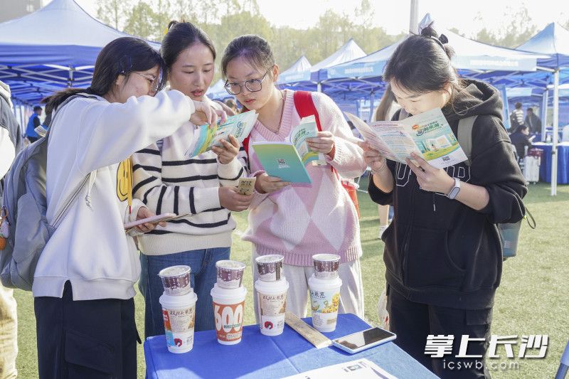 11月1日，“智汇潇湘 才聚湖南”专场招聘活动走进南京大学。均为长沙晚报特派全媒体记者 周数邑 摄