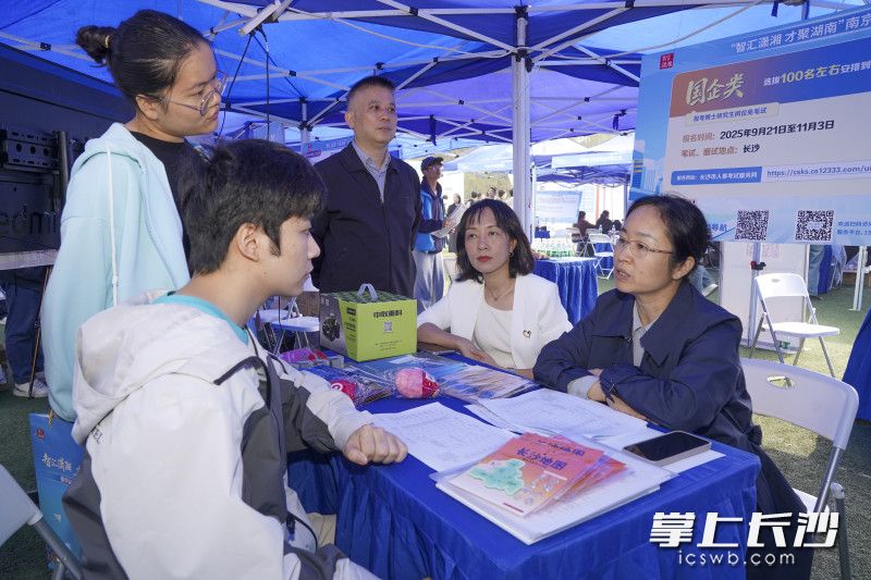 招聘现场气氛热烈，众多学子踊跃咨询、投递简历。