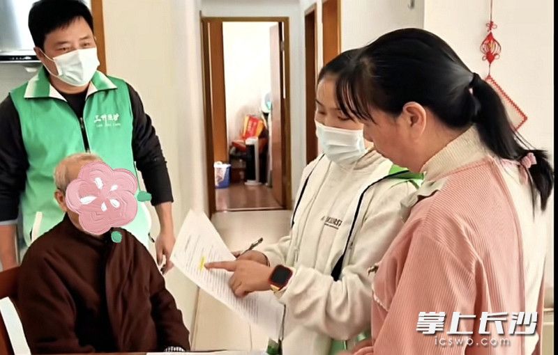 服务伊始，护理员会先为老人进行健康评估，结合家属反馈制定个性化助浴方案。均为长沙晚报全媒体记者 贺文兵 摄