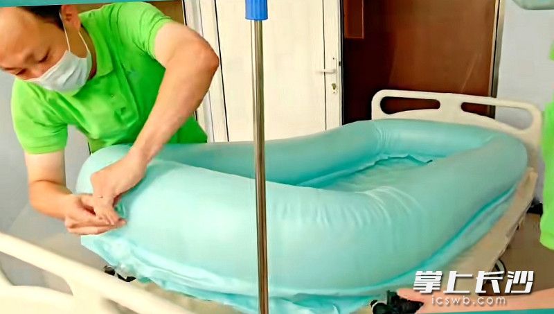 助浴师自带的折叠浴床、恒温热水设备会快速搭建起“移动浴室”。