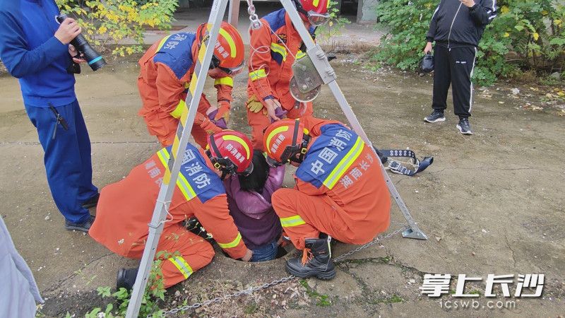 被困女生被成功营救上来。