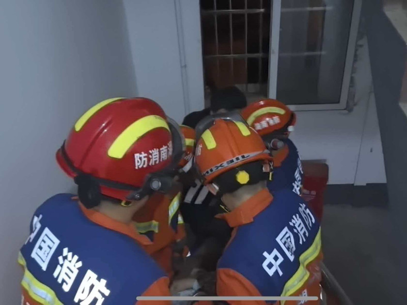 消防员正在转运患病老人。 长沙晚报通讯员 郑欣鑫 摄