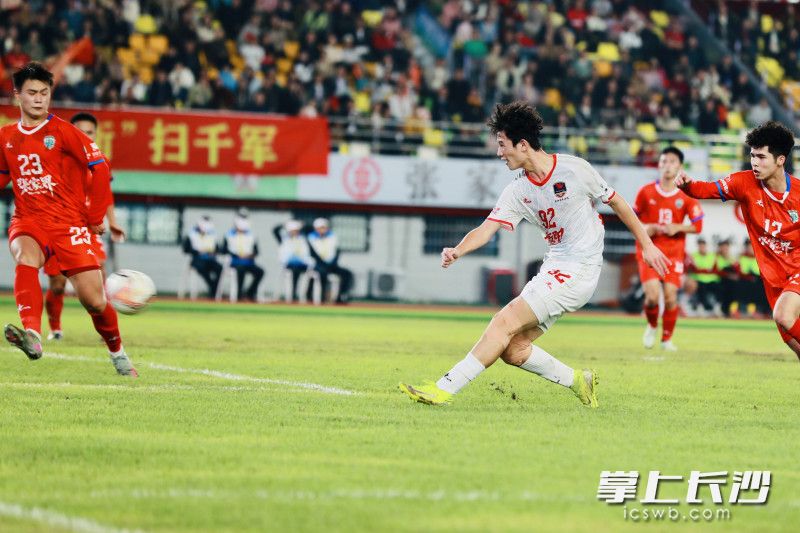 11月2日晚,“湘超”常规赛第八轮比赛,衡阳队客场5比0大胜张家界队。均为长沙晚报通讯员 罗盟 全媒体记者 王志伟 摄影报道 11月2日晚,“湘超”常规赛第八轮比赛,衡阳队客场5比0大胜张家界队。均为长沙晚报通讯员 罗盟 全媒体记者 王志伟 摄影报道