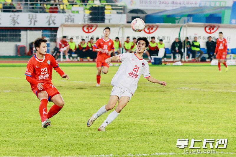 双方拼抢。 双方拼抢。