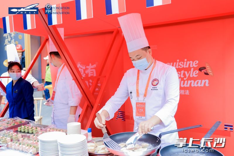 厨师制作“臭豆腐鹅肝汉堡”。