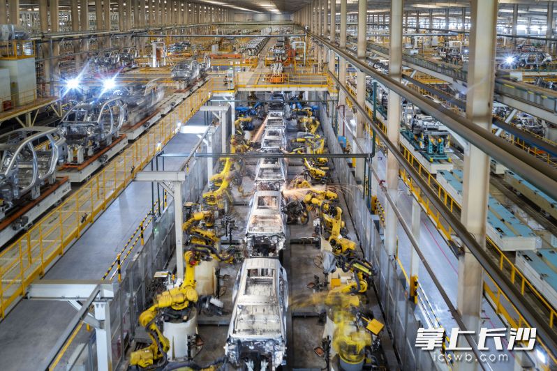 雨花经开区内新能源汽车生产线一片繁忙。 雨花经开区内新能源汽车生产线一片繁忙。