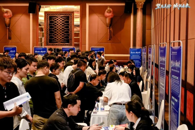 洽谈全现场人头攒动。受访者供图