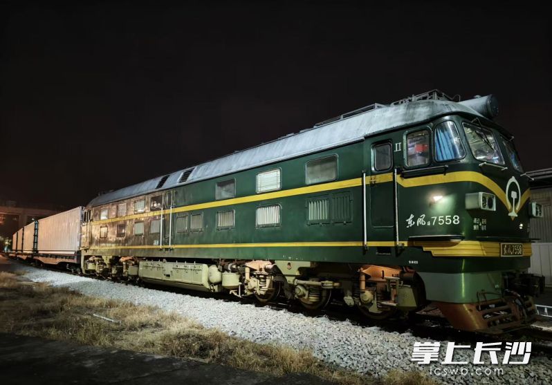 11月1日21时，首趟“海南—长沙北”铁路冷链专列从海南天涯站鸣笛开出，预计3日后抵达长沙北站。 通讯员供图