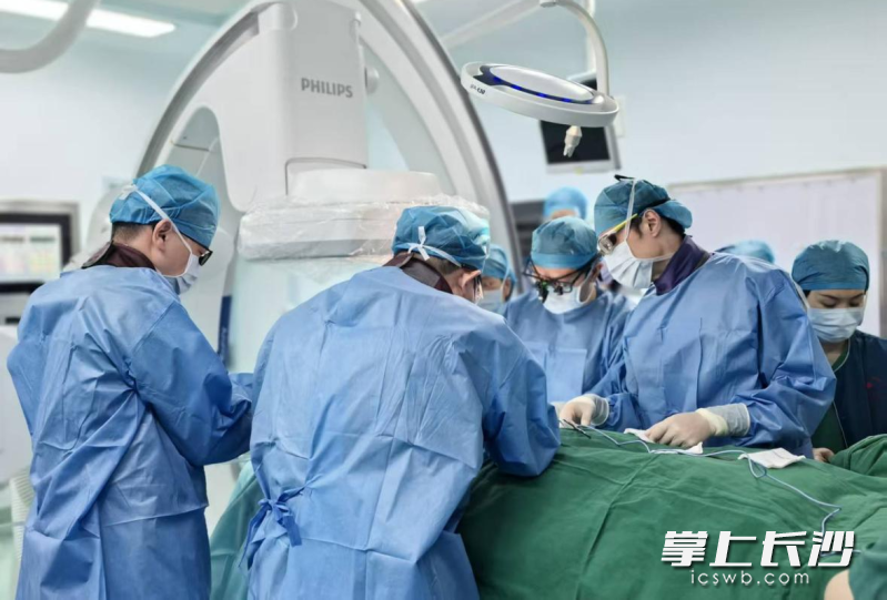 专家团队为患儿进行手术。 医院供图 专家团队为患儿进行手术。 医院供图