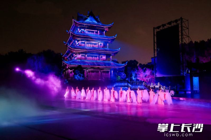 发布会创新性地在橘子洲江天暮雪举行。