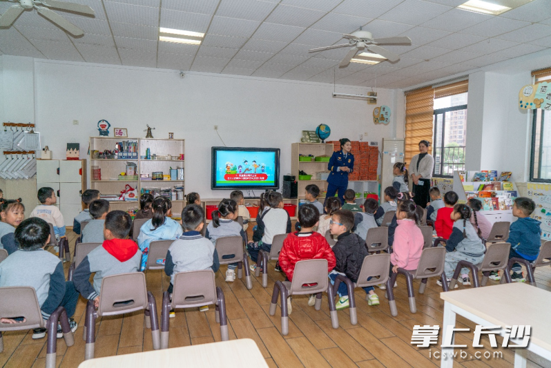 消防监督员为孩子们上消防安全课。 均为长沙晚报通讯员张佳欣摄