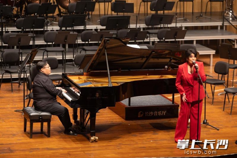 佛丽与中方钢琴家合作。 佛丽与中方钢琴家合作。