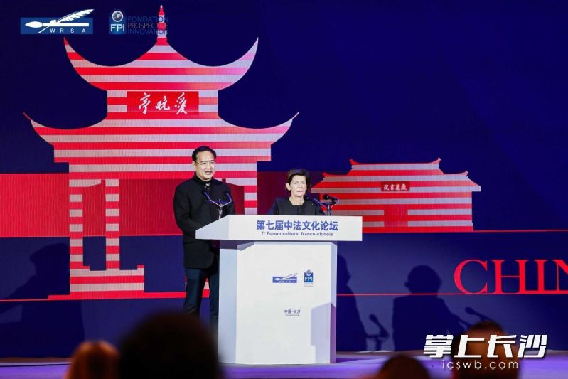 论坛由北京大学燕京学堂院长董强、“艺术8”创始人柯思婷·佳玥主持。