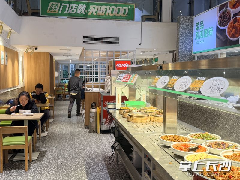 在一家标注了“堂食餐厅”的大米先生线下门店内,消费者正在用餐。 除另注明外均为长沙晚报全媒体记者贾凯清摄 在一家标注了“堂食餐厅”的大米先生线下门店内,消费者正在用餐。 除另注明外均为长沙晚报全媒体记者贾凯清摄