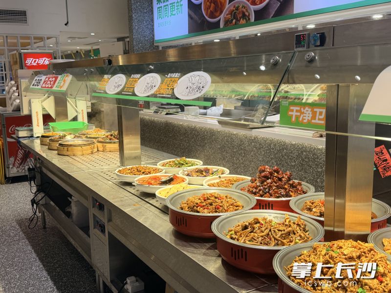 大米先生线下堂食店内,各色菜品琳琅满目。 大米先生线下堂食店内,各色菜品琳琅满目。