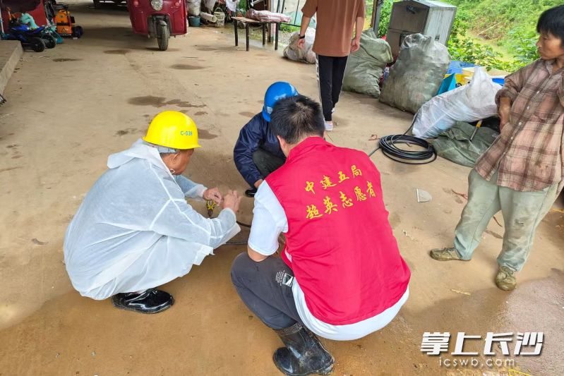 项目“超英”志愿服务队上门为周边居民解决难题。 项目“超英”志愿服务队上门为周边居民解决难题。