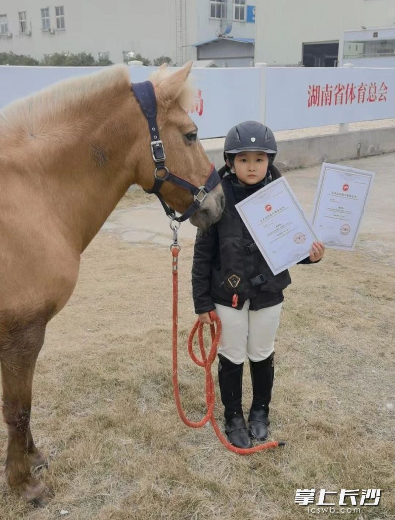 小小萌娃,证书见证她的成长。 小小萌娃,证书见证她的成长。