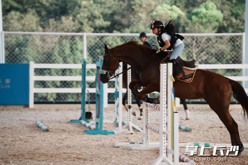 训练中的曹雪陌的飒爽英姿。 均为受访者供图 训练中的曹雪陌的飒爽英姿。 均为受访者供图