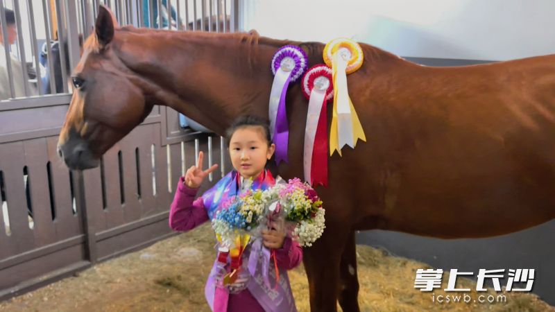 此次比赛,她和“皮小满”配合默契,终于夺得三朵“马花”。 此次比赛,她和“皮小满”配合默契,终于夺得三朵“马花”。