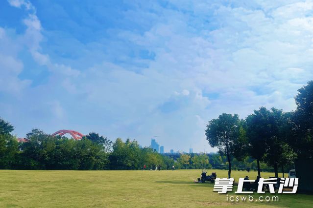 4日中午，阳光探头，不少市民趁午休出来晒太阳。 长沙晚报全媒体记者 舒元臻 摄