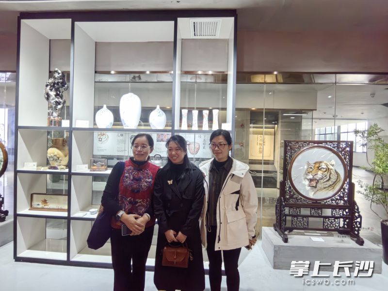 市民在作品前留影。 均为长沙晚报全媒体记者肖舞摄