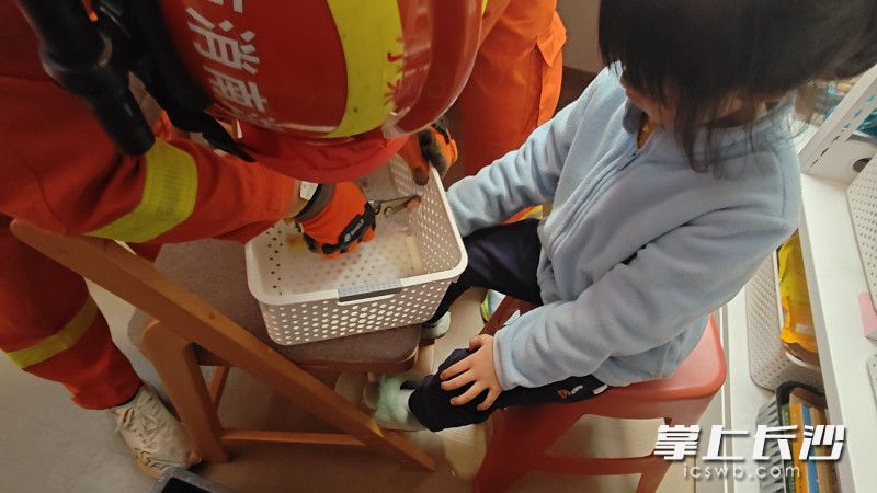 消防员正在救援。 长沙晚报通讯员 王磊 摄