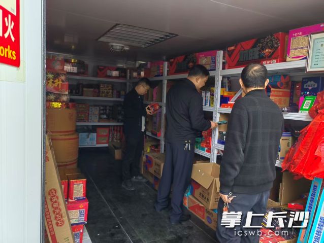 工作人员正在现场检查。 长沙晚报通讯员 邓娟供图 工作人员正在现场检查。 长沙晚报通讯员 邓娟供图