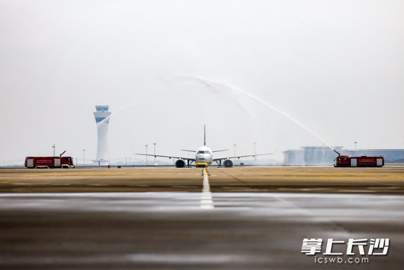 11月4日,长沙黄花机场以民航最高礼遇“过水门”仪式迎接香港往返长沙航线的首航航班。 通讯员供图 11月4日,长沙黄花机场以民航最高礼遇“过水门”仪式迎接香港往返长沙航线的首航航班。 通讯员供图