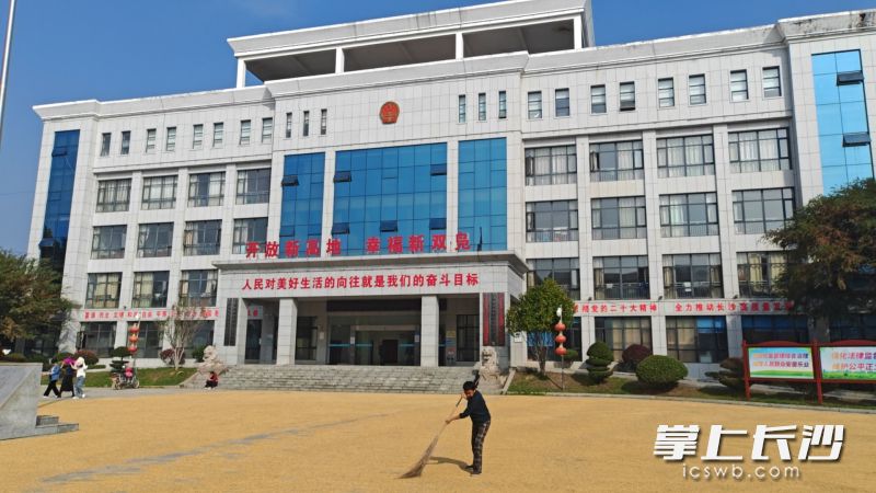 宁乡市双凫铺镇政府前坪上,金灿灿的稻谷铺满地面,村民正在忙着翻晒稻谷。 均为长沙晚报全媒体记者张禹,通讯员王国光、吴昊摄 宁乡市双凫铺镇政府前坪上,金灿灿的稻谷铺满地面,村民正在忙着翻晒稻谷。 均为长沙晚报全媒体记者张禹,通讯员王国光、吴昊摄