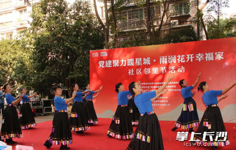 没有专业演员,没有华丽编排,整场演出全部由居民自编自演,更是融入廉洁文化传递清风正气。 均为全媒体记者 周游 摄 没有专业演员,没有华丽编排,整场演出全部由居民自编自演,更是融入廉洁文化传递清风正气。 均为全媒体记者 周游 摄