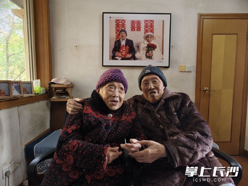 两位世纪两人与婚纱照合影。  均为长沙晚报通讯员王国光摄