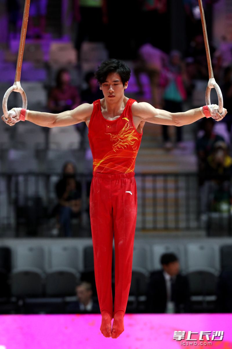 10月22日，在印度尼西亚雅加达进行的2025年国际体操联合会（FIG）竞技体操世锦赛男子个人全能决赛中，中国选手张博恒获得亚军。 新华社记者 岑云鹏 摄
