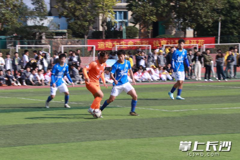 今日上午长沙同升湖学校第二十六届体育节开幕式上，11名湘超球员组团返校。 均为长沙晚报通讯员关美莹、徐科摄