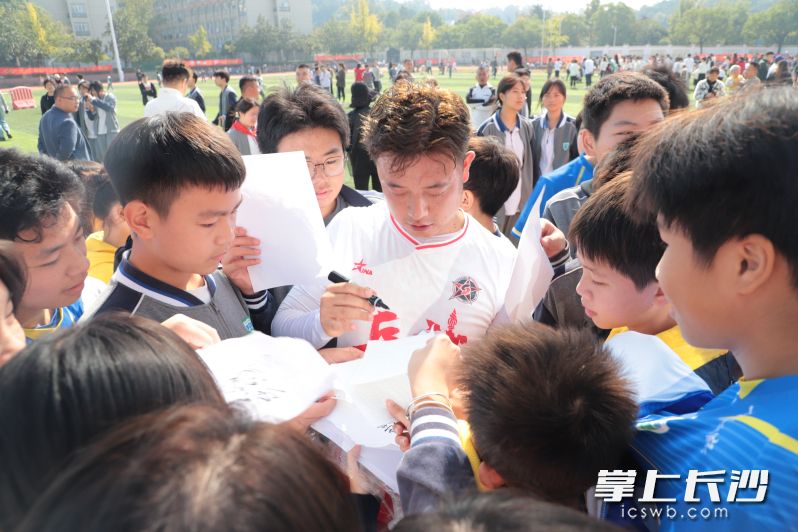 赛后，球员们被热情的“小球迷”层层围住，签名、合影、交流互动。