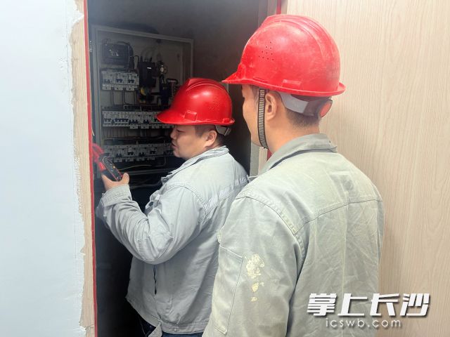 社区邀请电力部门专业技术人员对幼儿园园区内的电路、电线及配电设施进行了“全身体检”。